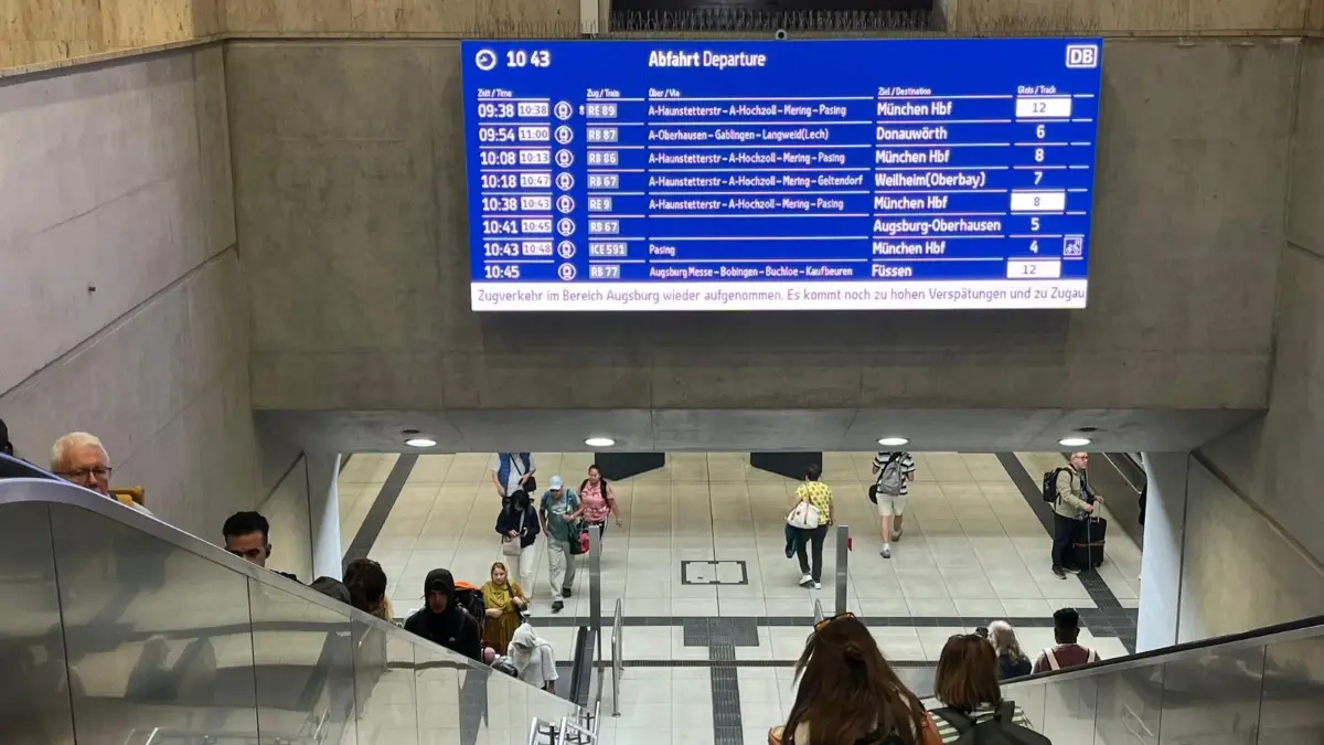 Augsburg Hauptbahnhof: Nach einer Explosion und dem Fund eines verdächtigen Gegenstandes, der sich als harmlos herausstellte, läuft der Verkehr am Bahnhof wieder an.