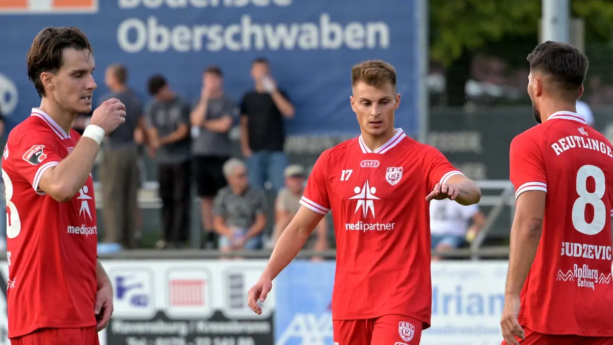 Fussball wfv-Pokal | FV Ravensburg vs. SSV Reutlingen: Fussball wfv-Pokal / Achtelfinale | FV Ravensburg (blau) vs. SSV Reutlingen (rot) // 2026-09-02 // Foto: JoBaur // Frust und Enttaeuschung bei Spielende / #23 Nedim Pepic (SSV Reutlingen) / #17 Tim Schwaiger (SSV Reutlingen) / #8 Denis Gudzevic (SSV Reutlingen)
