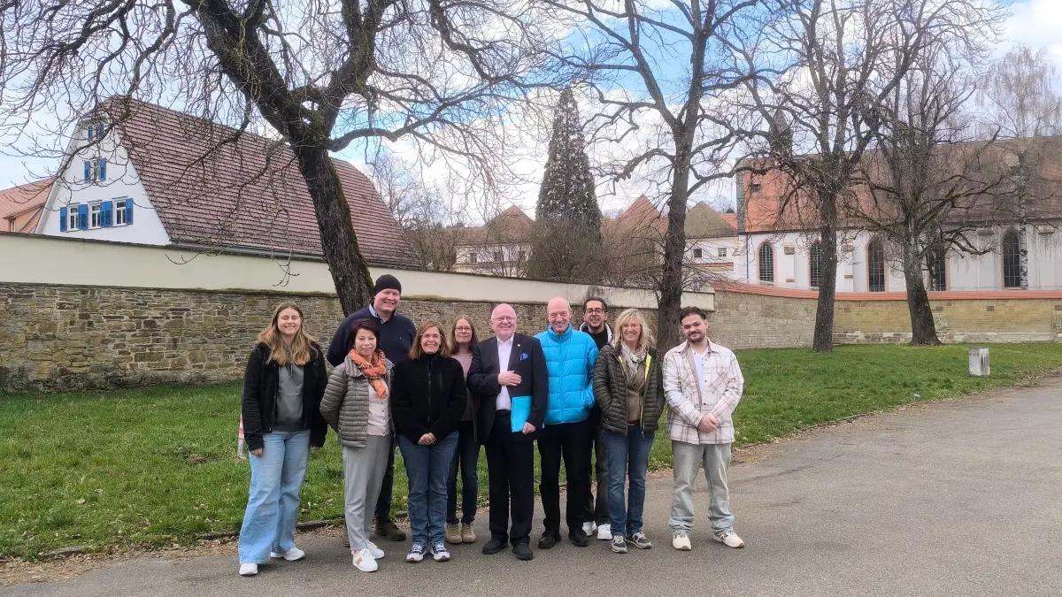 Das Team der Aids-Hilfe Schwäbisch Gmünd vor der Gmünder Strafvollzugsanstalt für Frauen im ehemaligen Kloster Gotteszell.