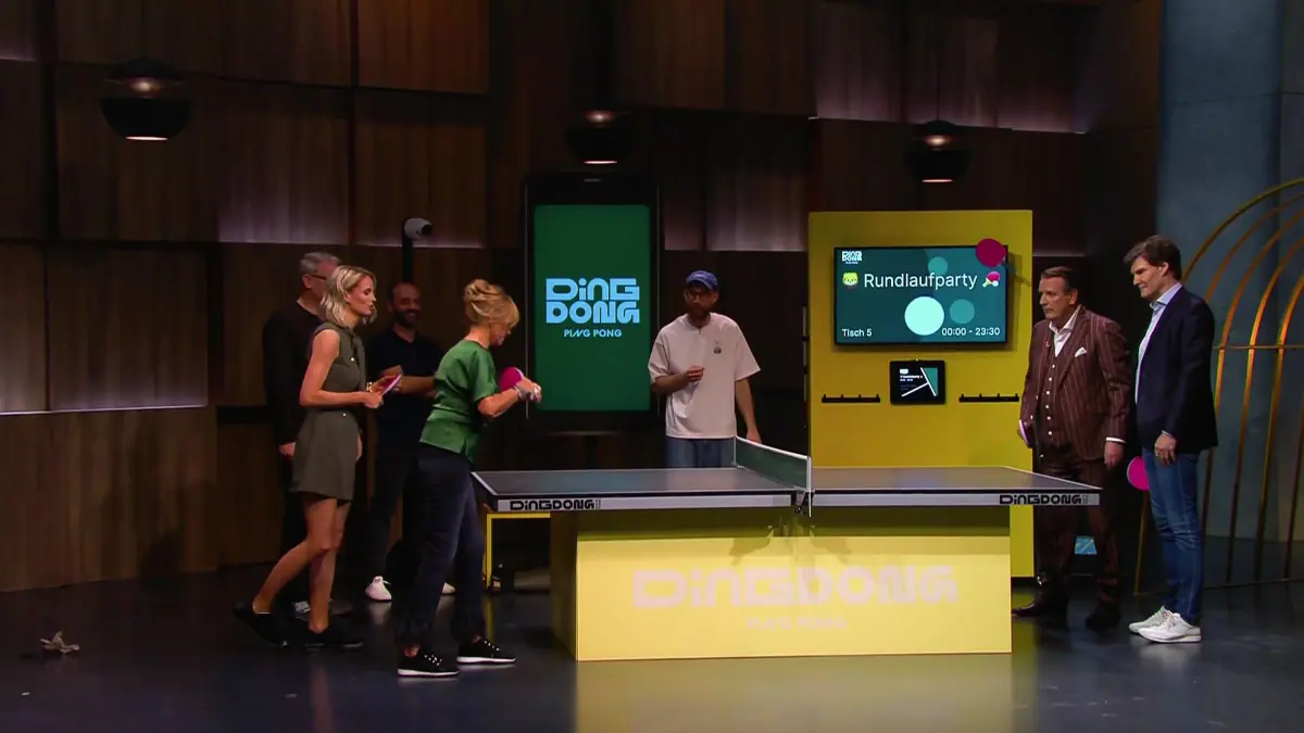 Rundlauf an der Tischtennisplatte: Die Löwen Janna Ensthaler, Dagmar Wöhrl, Gründer Waldemar Zeiler, Ralf Dümmel und Carsten Maschmeyer (v.li.) testen Ding Dong Ping Pong.