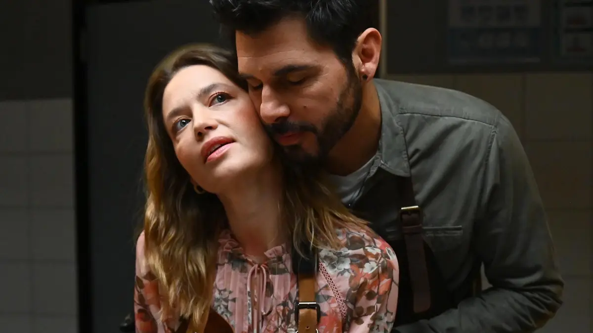 Nathalie (Amrei Haardt) ist traurig. Sie hat Matteo (Riccardo Angelini für immer verloren.