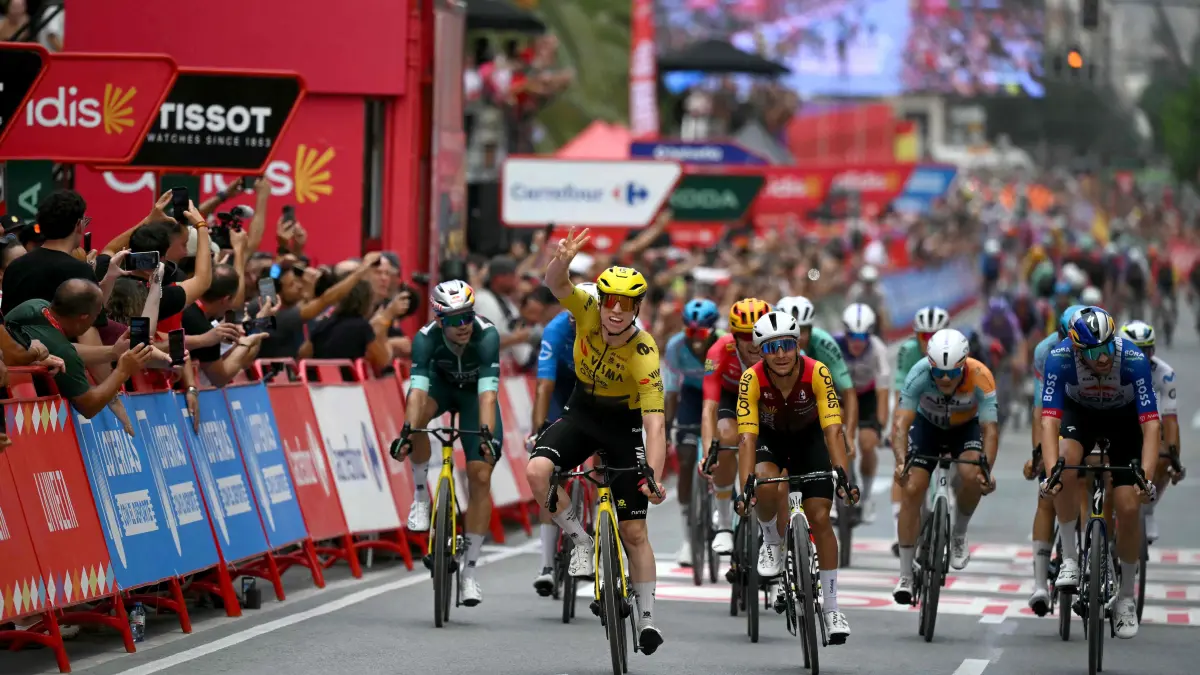 CYCLING-ESP-VUELTA: Team Visma-Lease a bike's British rider Matthew Brennan (C) celebrates winning the 11th stage of the Vuelta a Espana 2026 cycling tour, a 151,3 km race between Carthagena and Lorca, on September 2, 2026. (Photo by JOSE JORDAN / AFP)