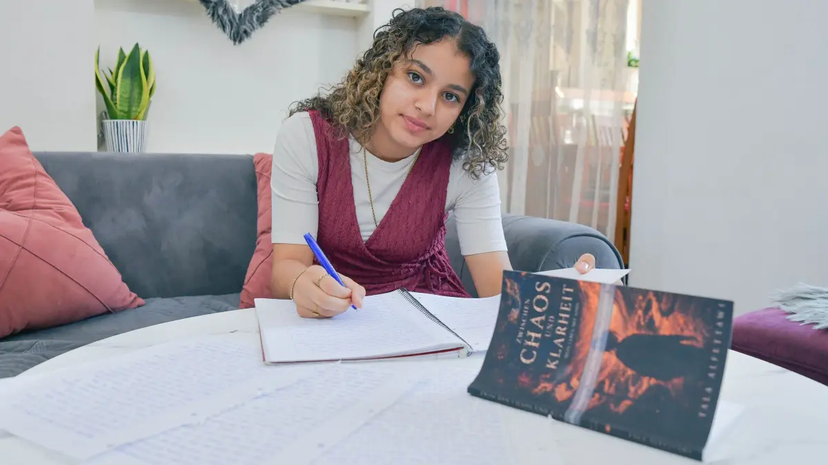 ADHS Buch, Tala Alfetrawi: Stuttgart, #Tala Alfetrawi hat ein Buch über ADHS im Schulalltag geschrieben. Sie hat acht Geschwister. Wir treffen uns bei ihr zuhause.