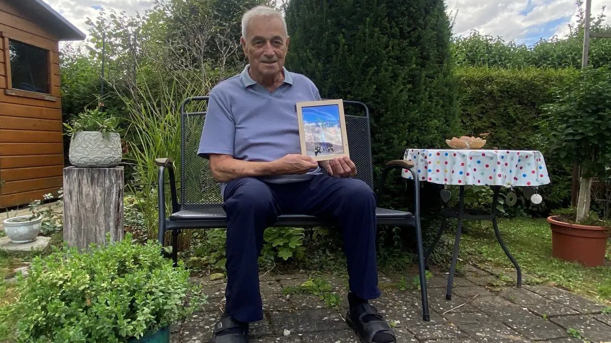 Wolfgang Schweikart mit einem Foto seiner Retter.