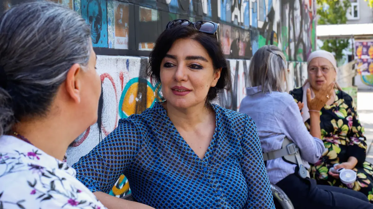 Aziza im Gespräch mit Christine Scholten, die das Projekt „Nachbarinnen“ gegründet hat.