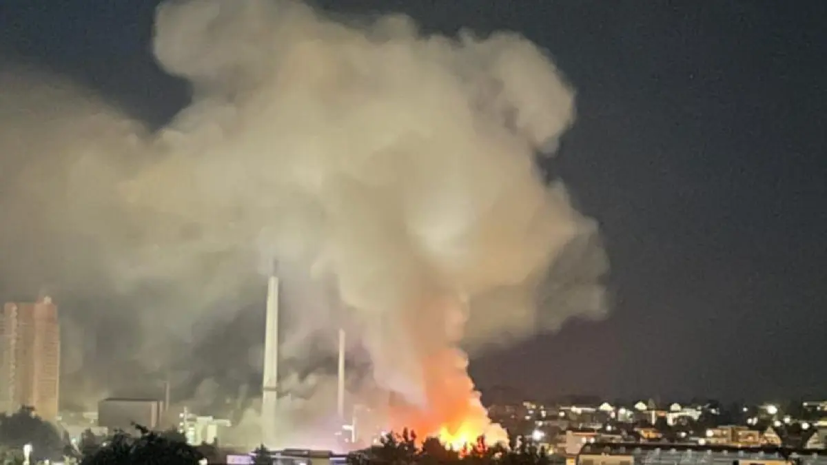 Die Flammen lodern sichtbar.