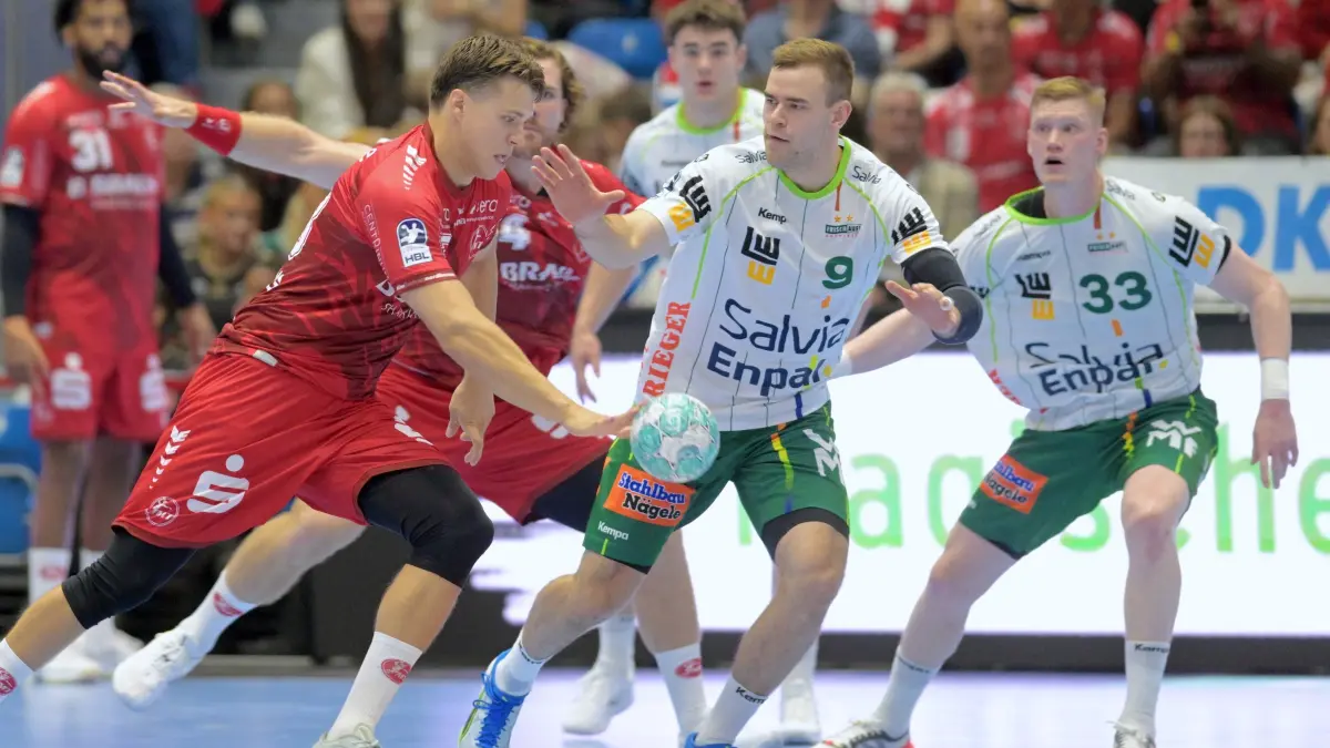 GER, MT Melsungen - Frisch Auf Goeppingen, Handball, 1. Bundesliga, 2. Spieltag, Saison 2026/2027, 02.09.2026: Aaron Mensing (MT Melsungen #33), (am Ball), Max Beneke (Frisch Auf Goeppingen #9), Ymir Oern Gislason (Frisch Auf Goeppingen #33) ,
GER, MT Melsungen - Frisch Auf Goeppingen, Handball, 1. Bundesliga, 2. Spieltag, Saison 2026/2027, 02.09.2026,
Foto: Eibner-Pressefoto / Roland Sippel