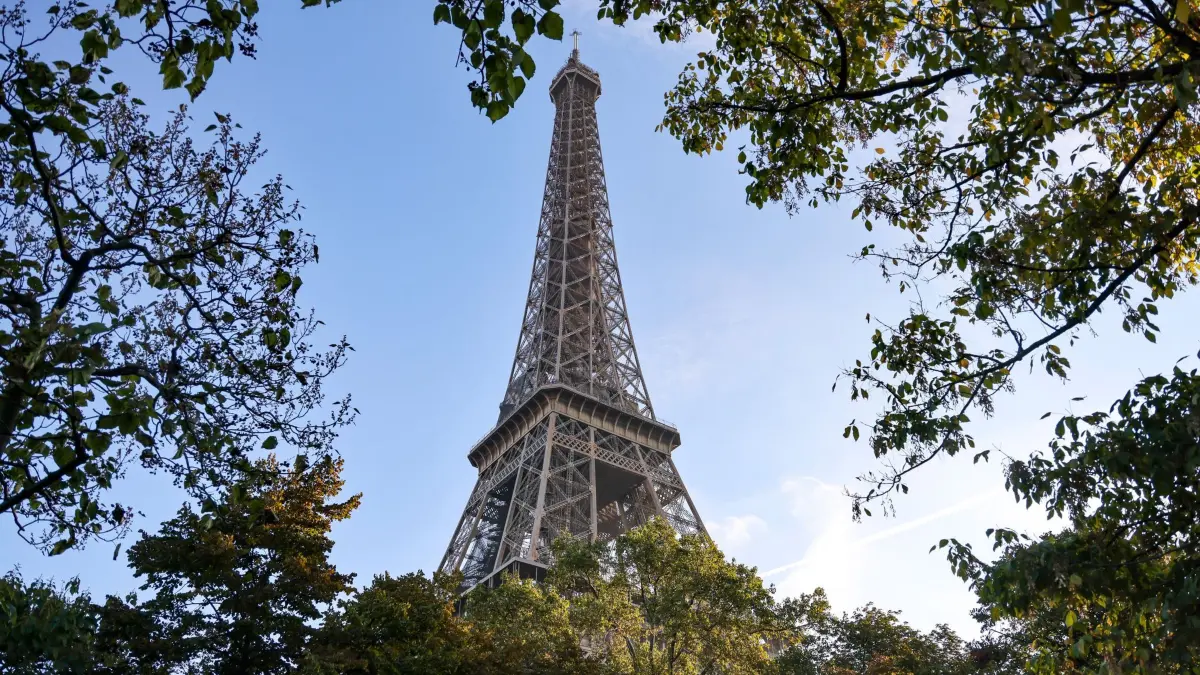 Bahn baut Europaverkehr aus: ARCHIV - 19.10.2021, Frankreich, Paris: Der Eiffelturm ragt zwischen den Bäumen einer Parkanlage empor. (zu dpa: «Wahrzeichen West-Berlins: Der Funkturm wird 100») Foto: Jan Woitas/dpa-Zentralbild/dpa +++ dpa-Bildfunk +++