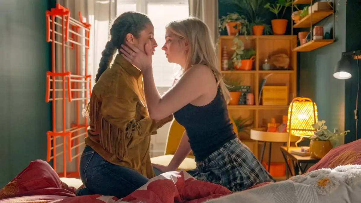 Ellie (Kim Biebow) und Toni (Sarah Buchholzer) haben Gefühle füreinander.