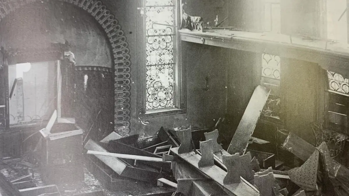 Es war nicht der Anfang, sondern die Fortsetzung des Terrors gegen die jüdische Bevölkerung: Im November 1938 wurdebei der Pogromnacht die Synagoge in der Hechinger Goldschmiedstraße verwüstet. Anzünden hatten sich die Nazi-Schergen wegen der engen Bebauung nicht getraut.