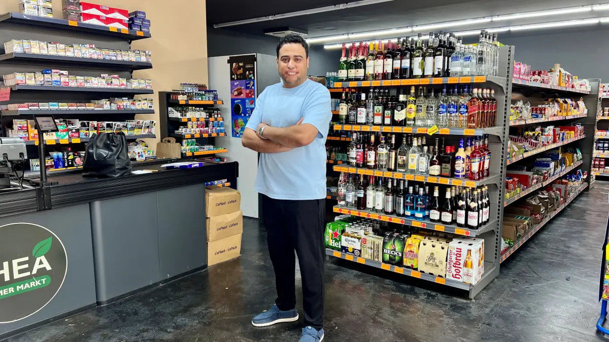 Hinter dem Tresen vom Thea Markt in der Ulmer Frauenstraße steht vor allem abends oder an Feiertagen Chef Mohassad Slemawi.