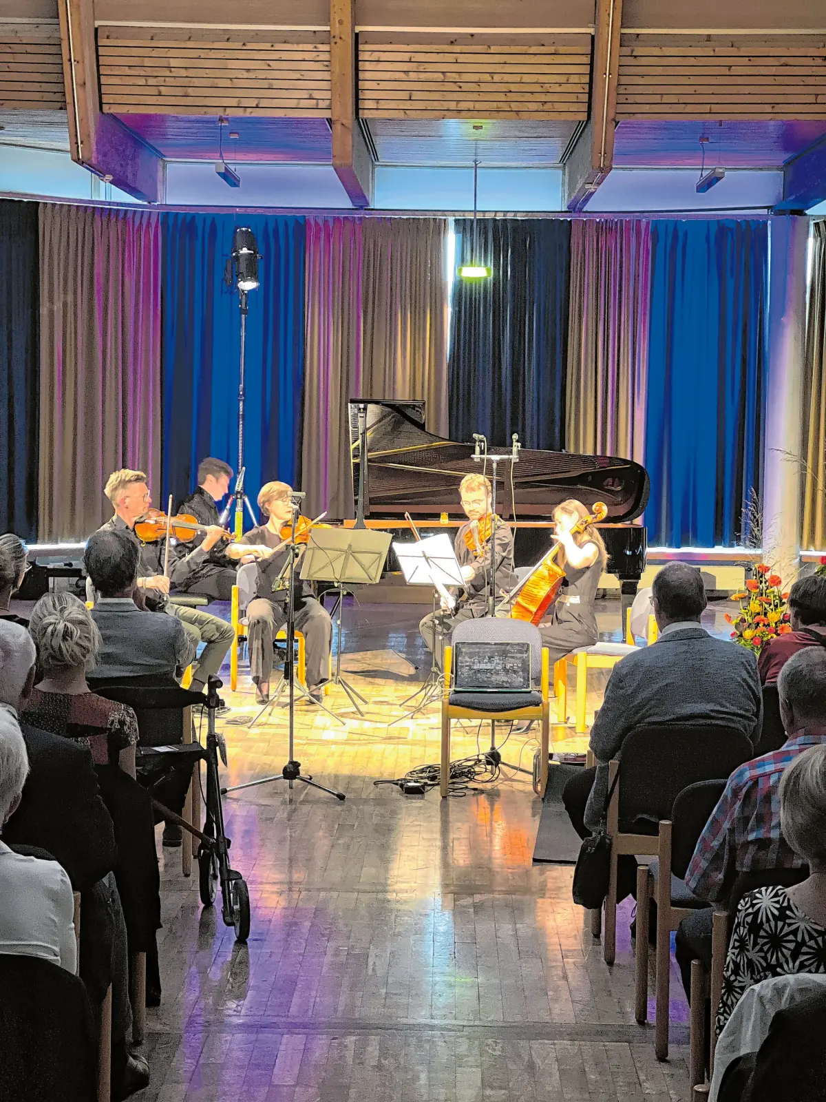 Das Chablis Streichquartett (oben) begleitet die Nachwuchspianisten im Finale. Der Premio Donzdorf 2025 ging an Marco Ottaviani (re. oben), wie die Juroren entschieden haben.