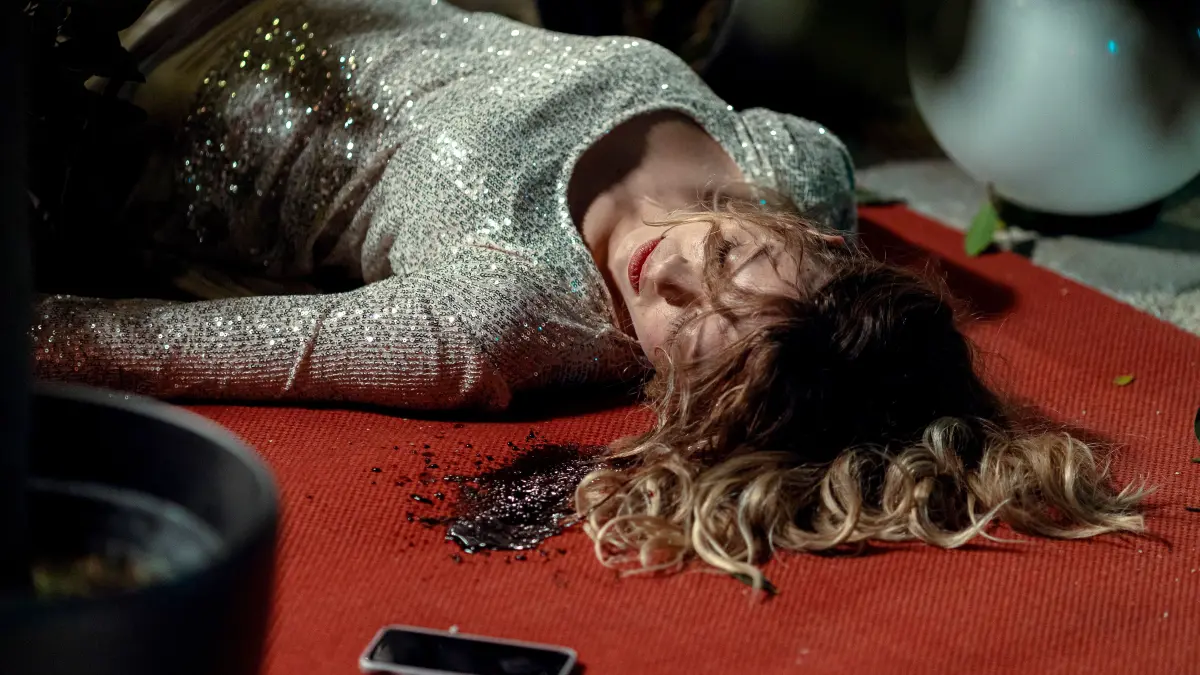 Clara (Lara Horvath) starb nach einem vermeintlichen Unfall.