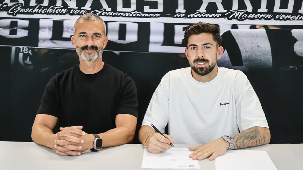 Neuer Tag, nächster Transfer: Sportdirektor Murat Isik mit Neuzugang Moritz Heinrich.