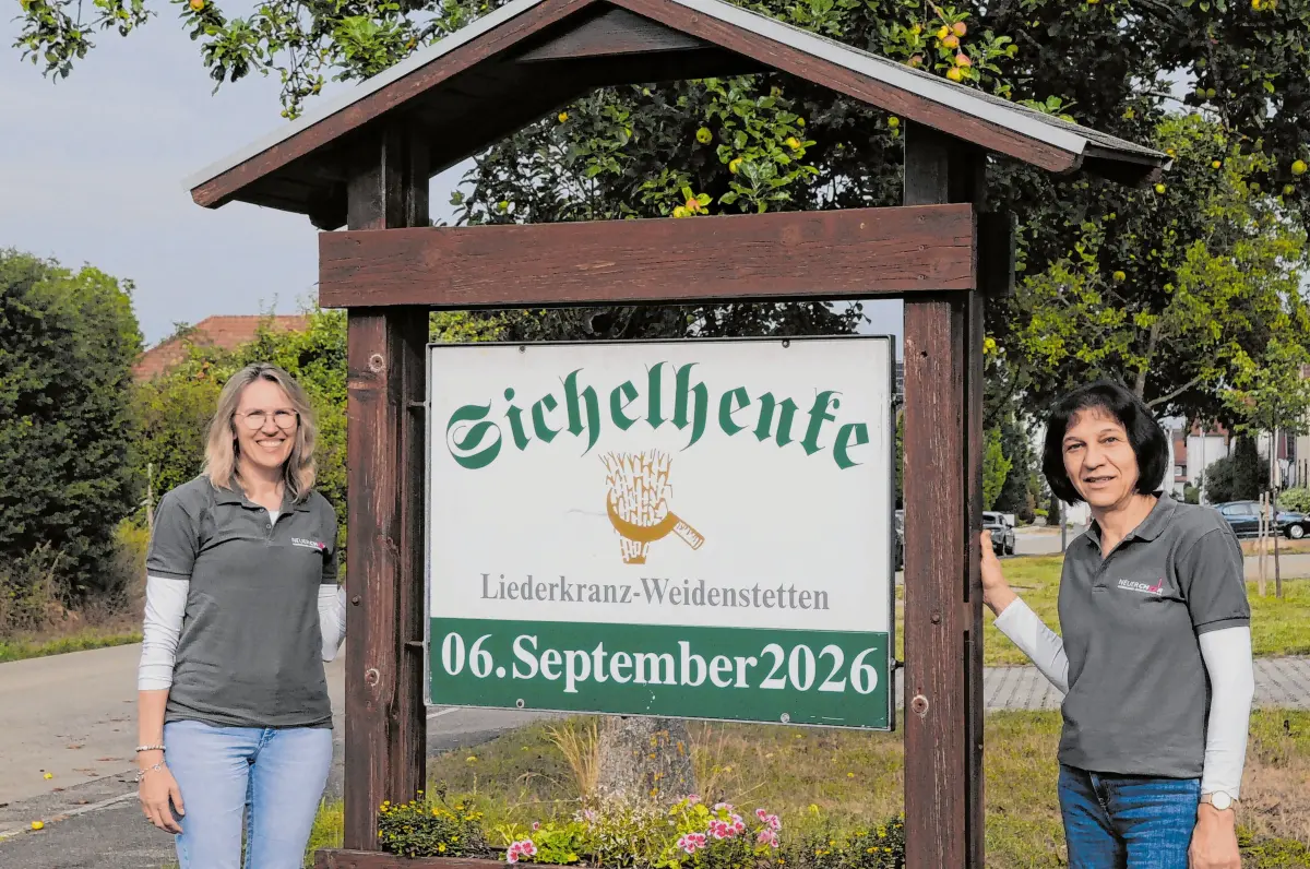Die beiden Liederkranz-Vorstandsfrauen Birgit Bulling und Anja Wittlinger (links im Bild) freuen sich auf zahlreiche Besucherinnen und Besucher beim Dorffest (Bild oben). Das ist Weidenstetten, wenn nicht gerade gefeiert wird: Der idyllische Ortskern mit der Dorfkirche, dem Rathaus, das früher Schulhaus war und dem kleinen Dorfbrunnen.⇥Fotos: Thomas Löffler
