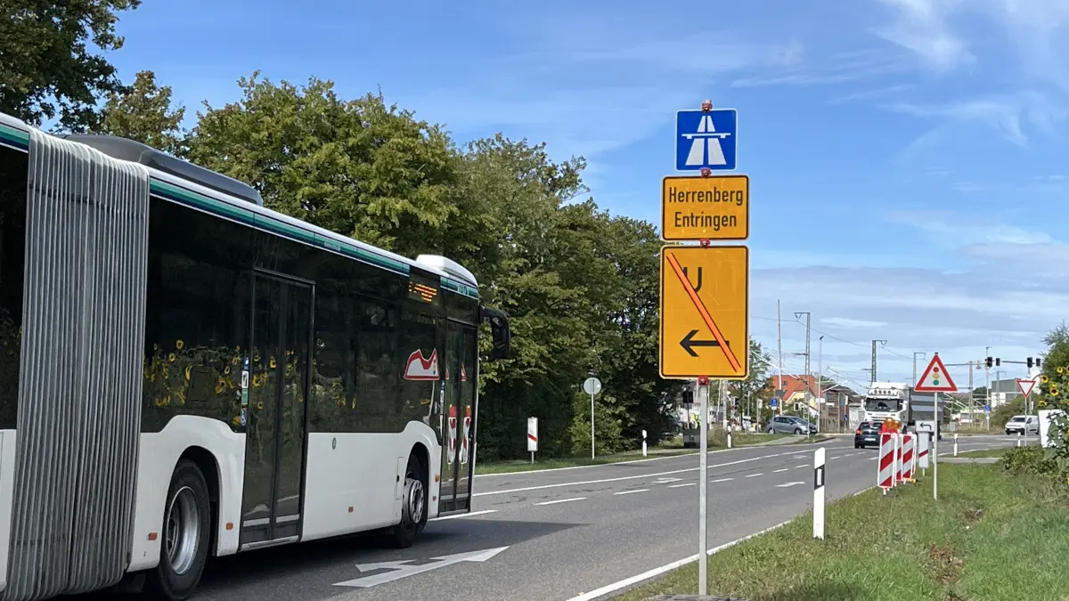 Die Bundesstraße B 296 wird am 7. September 2026 für drei Wochen gesperrt, weil am Ortseingang von Entringen ein Kanal erneuert wird.