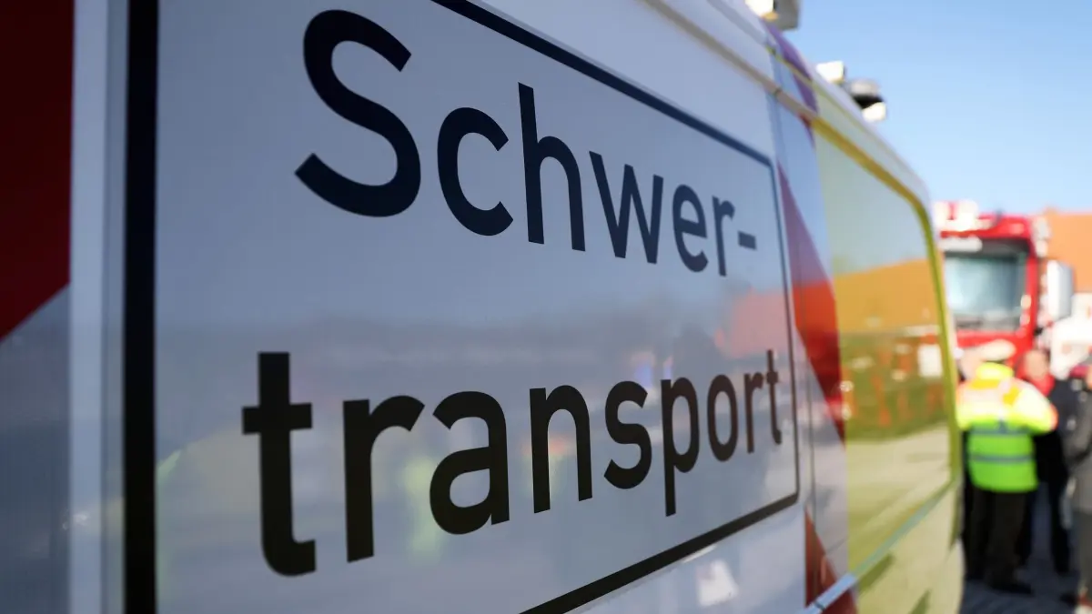 Schwerlasttransport: ARCHIV - 27.01.2017, Bayern, Nürnberg: Die Aufschrift «Schwertransport» ist auf einem Begleit-Fahrzeug für Schwertransporte zu lesen. (zu dpa: «Polizei stoppt 60-Tonnen-Transport mit erheblichen Mängeln») Foto: Daniel Karmann/dpa +++ dpa-Bildfunk +++