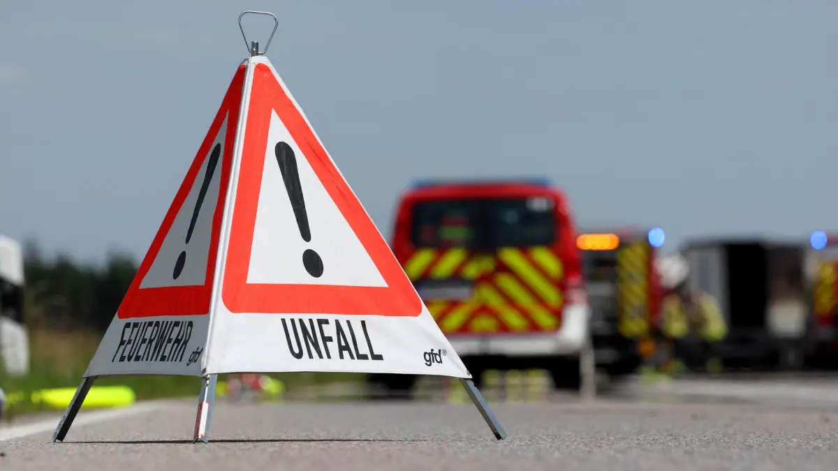 Ein Toter nach Lastwagen-Unfall: ARCHIV - 17.06.2026, Bayern, Denklingen: Auf der gesperrten Bundesstraße 17 wird auf einen Unfall hingewiesen. (zu dpa: «Lkw-Fahrer stirbt bei Unfall auf A3») Foto: Karl-Josef Hildenbrand/dpa +++ dpa-Bildfunk +++