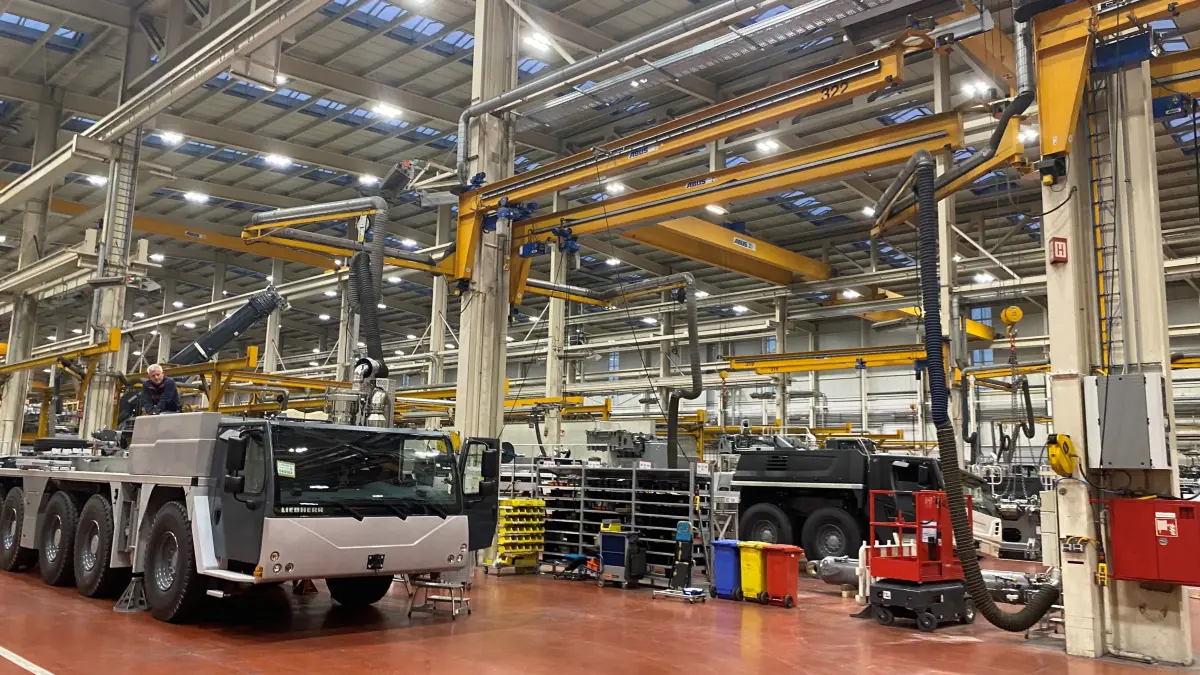 Es gibt Zölle zurück für die Mobilkrane aus Ehingen: ein Blick in die Produktion von Liebherr.