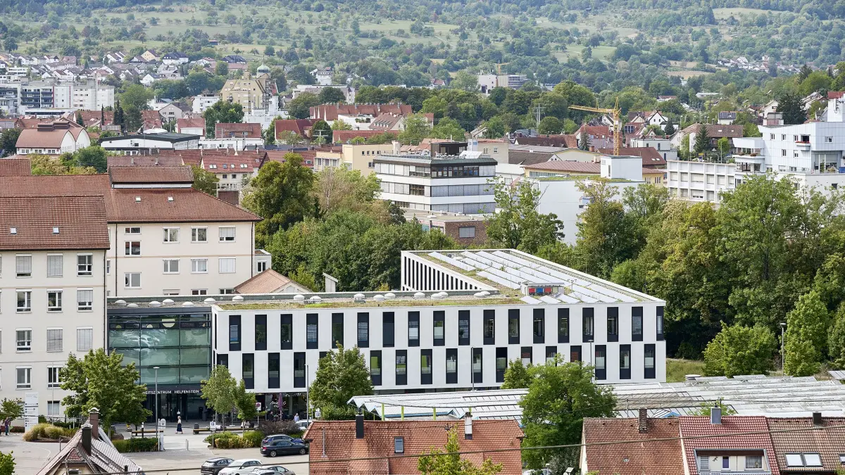 Blick auf das Geislinger Gesundheitszentrum Helfenstein in der Eybstraße. Das angegliederte, ältere Gebäude links und hinter dem Gesundheitszentrum sind Gebäude der ehemaligen Helfenstein Klinik die zum 31.12.2023 geschlossen wurde. Seit 2024 wird der Standort mit ambulanten Angeboten, Praxen verschiedener Fachrichtungen und einer akuttagstationären Versorgung weitergeführt. Außerdem befindet sich im Gesundheitszentrum noch eine Apotheke, ein Sanitätshaus sowie eine Bäckerei. Nun wird nach einem Investor für die ehemalige Helfenstein-Klinik gesucht.