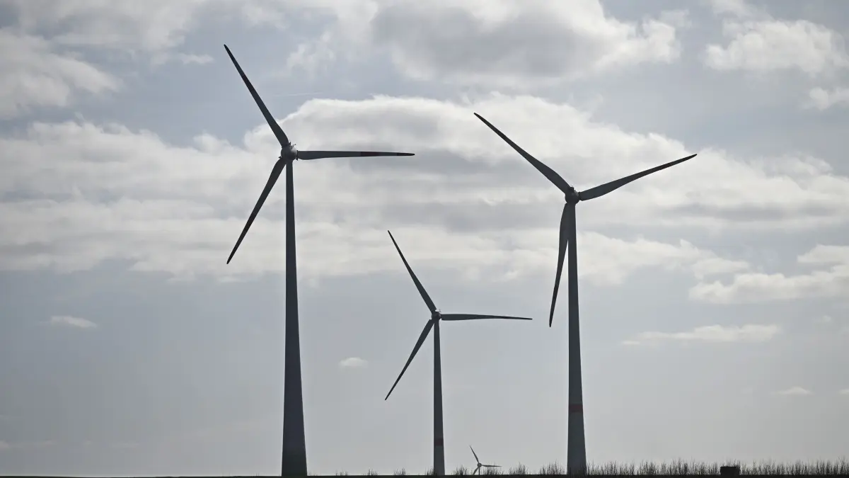 Windenergie: ARCHIV - 12.03.2026, Rheinland-Pfalz, Mainz: Windenergieanlagen stehen im Windpark Mainz-Hechtsheim. (zu dpa: «Ebling drückt beim Netzausbau aufs Tempo») Foto: Michael Brandt/dpa +++ dpa-Bildfunk +++