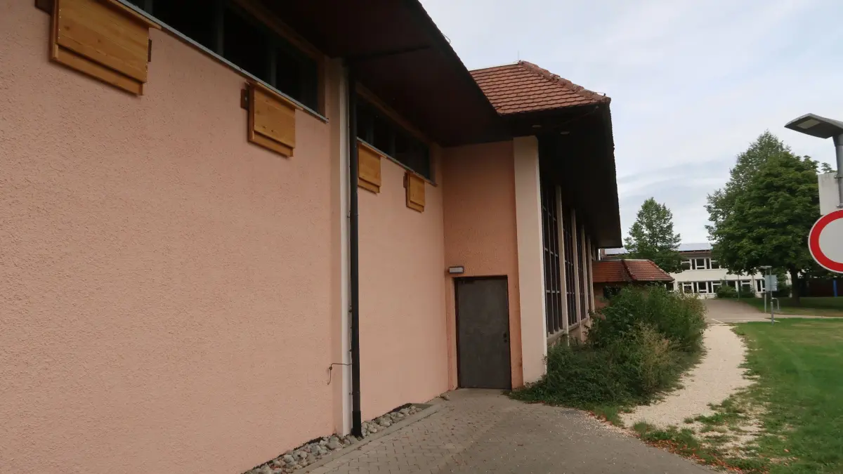 Nachdem an der Grundschule in Treffelhausen Fledermäuse entdeckt wurden, hat die Gemeinde jetzt bei der benachbarten Roggentalhalle Ausweichquartiere geschaffen. Jetzt hoffen alle Beteiligten, dass die Tiere auch umziehen.