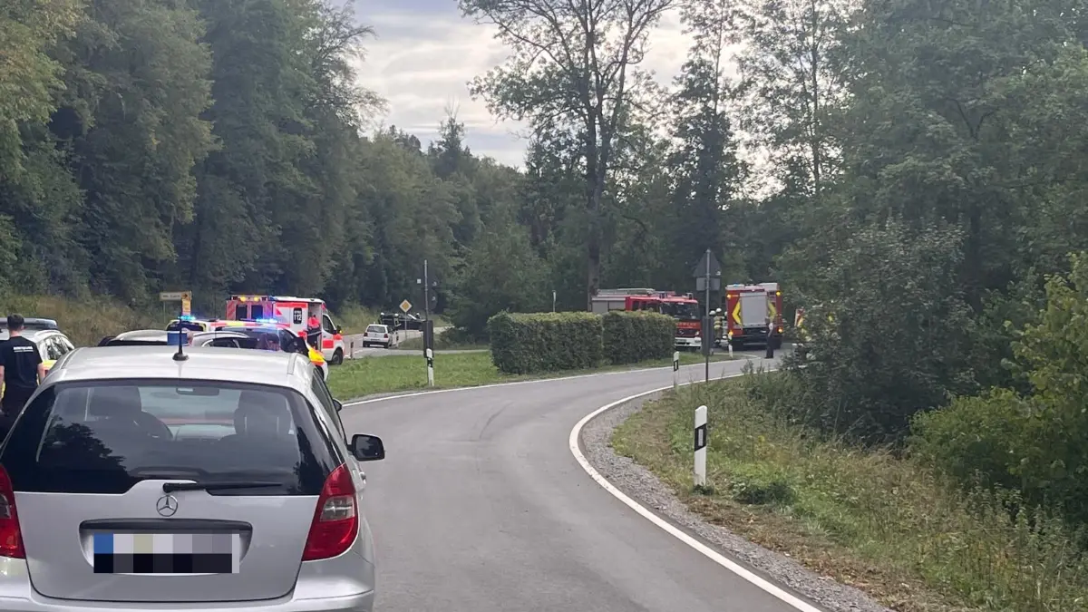 Zahlreiche Einsatzkräfte waren am Mittwochnachmittag am Bahnhof Eyach vor Ort. Der Skoda war in der folgenden Linkskurve nach rechts von der Fahrbahn abgekommen und die bewaldete Böschung hinabgestürzt.