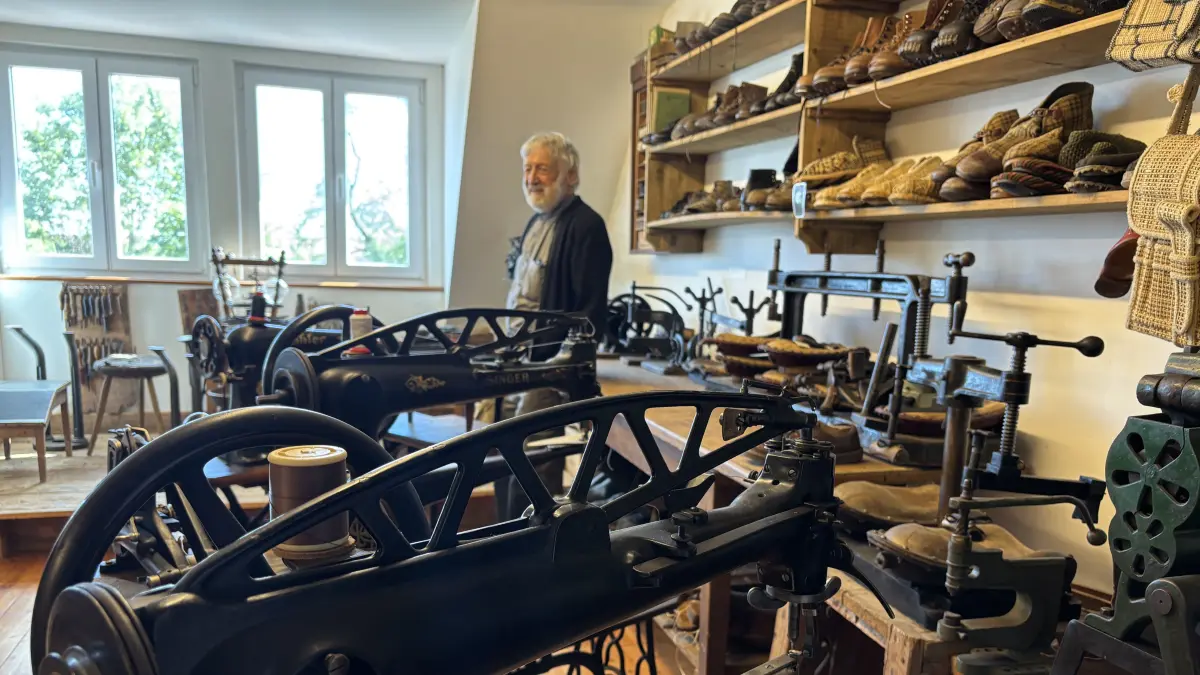 Im Heimatmuseum kennt Siegfried Ziegler sich aus, schließlich hat er viele der Ausstellungsstücke selbst restauriert.