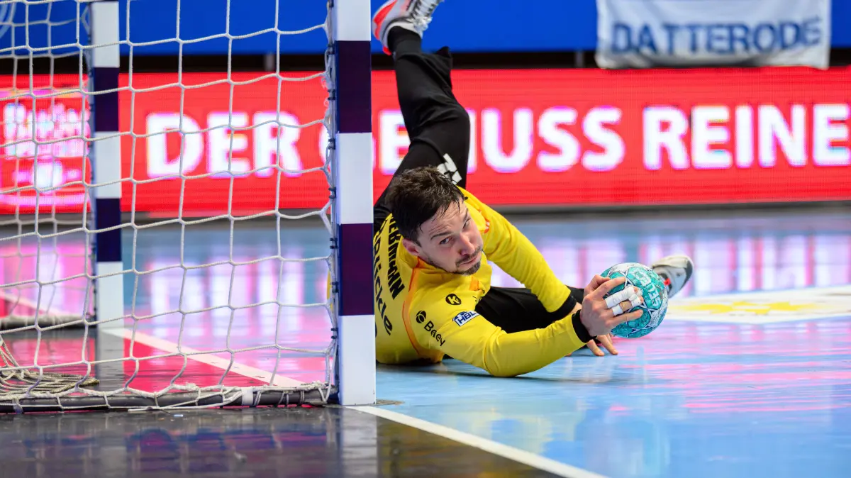 GER, ThSV Eisenach gegen HBW Balingen-Weilstetten, 1. Opel Handballbundesliga, Handball, 2. Spieltag, Saison 2026/2027, 03.09.2026: Daniel Rebmann (HBW Balingen Weilstetten, #12) rettet den Ball mit Hechtsprung.
GER, ThSV Eisenach gegen HBW Balingen-Weilstetten, 1. Opel Handballbundesliga, Handball, 2. Spieltag, Saison 2026/2027, 03.09.2026
Foto: Eibner-Pressefoto/Martin Herbst
