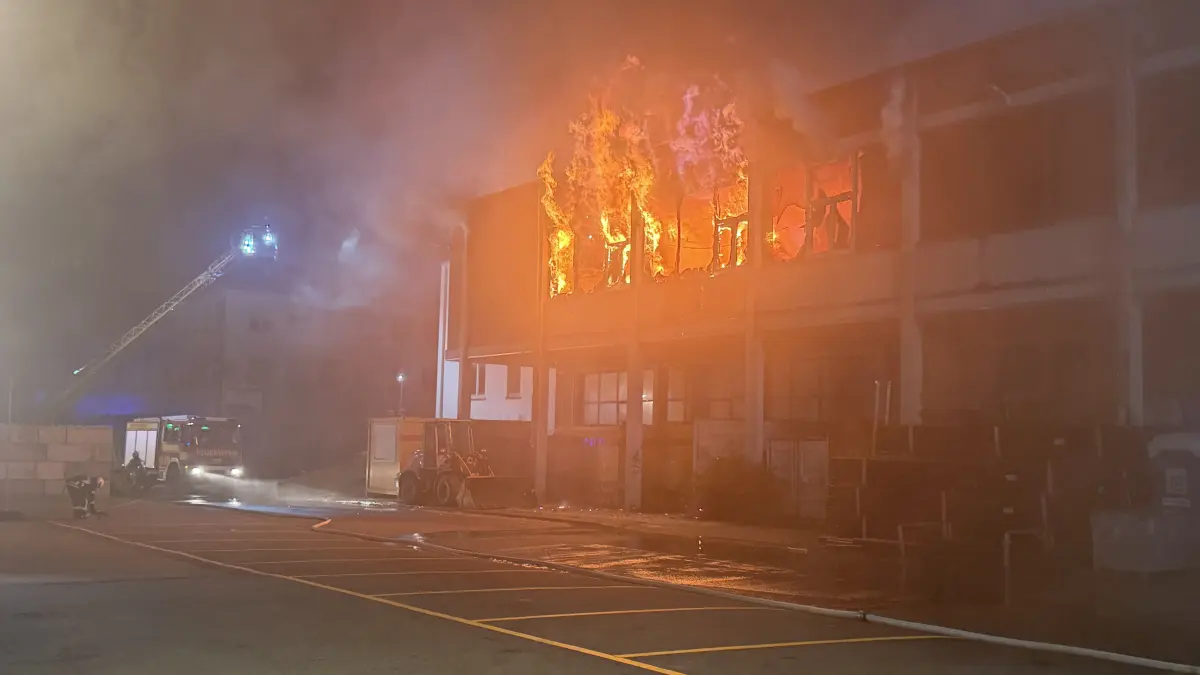 Brand in Ulm - Lagerhalle in der Magirusstraße steht am Mittwochabend, 2.9., in Flammen.