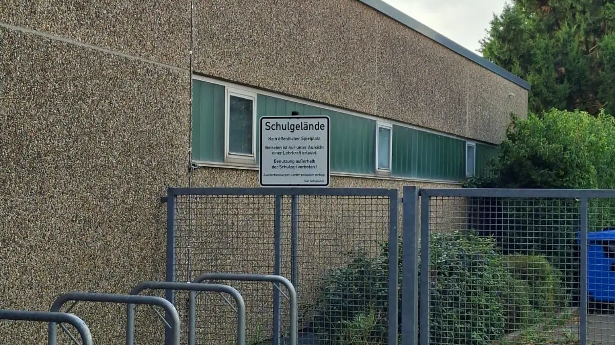 Das neue Schild am Eingang zum Schulhof. Gespielt werden darf nur noch unter Aufsicht einer Lehrkraft.