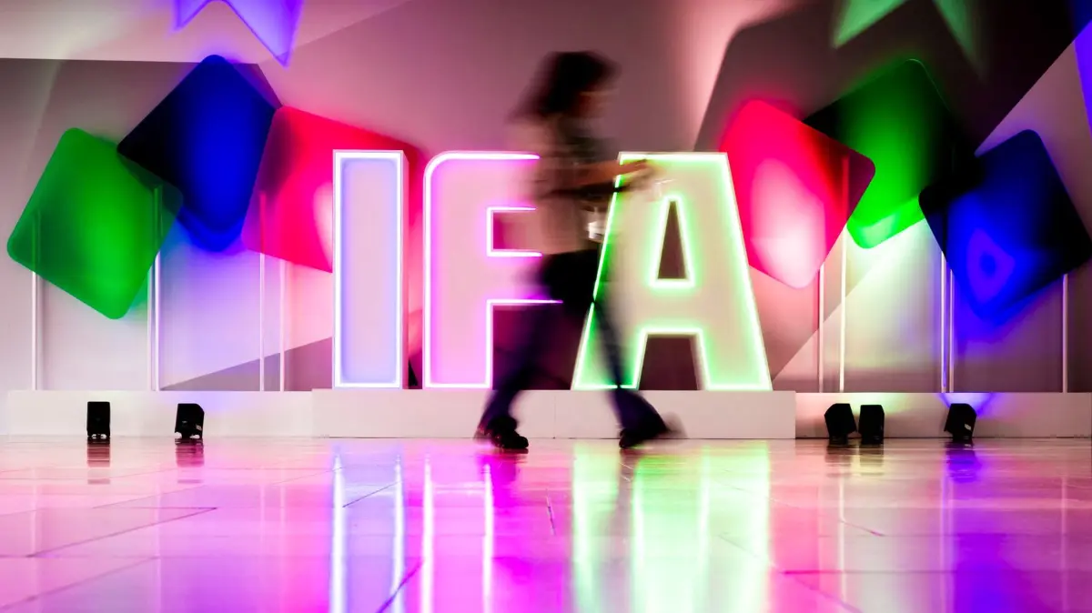 Elektronikmesse IFA 2026: 03.09.2026, Berlin: Eine Frau geht am zweiten Pressetag der Elektronikmesse IFA 2026 vor einem Logo. Die IFA 2026 findet von Freitag, 4. September 2026 bis Dienstag, 8. September 2026 statt. Foto: Christoph Soeder/dpa +++ dpa-Bildfunk +++