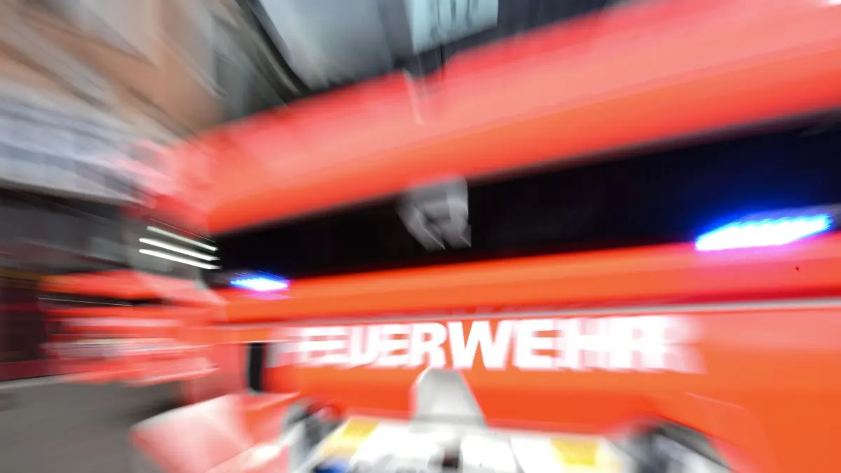 Feuerwehr: PRODUKTION - 11.06.2026, Baden-Württemberg, Stuttgart: Zwei Einsatzfahrzeuge der Feuerwehr stehen vor einer Feuerwache zum Einsatz bereit (Wischeffekt durch zoomen bei Langzeitbelichtung). (zu dpa: «Feuerwehr rettet Mann mit Verbrennungen aus Keller») Foto: Bernd Weißbrod/dpa +++ dpa-Bildfunk +++