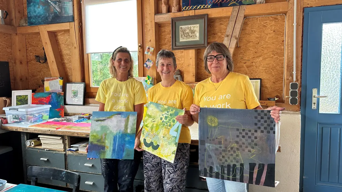 Zu dritt beim Mal-Retreat in Obernheim: Majbritt Lindorff (von links), Gastgeberin Dagmar Hofer und Anja Lorenzen.