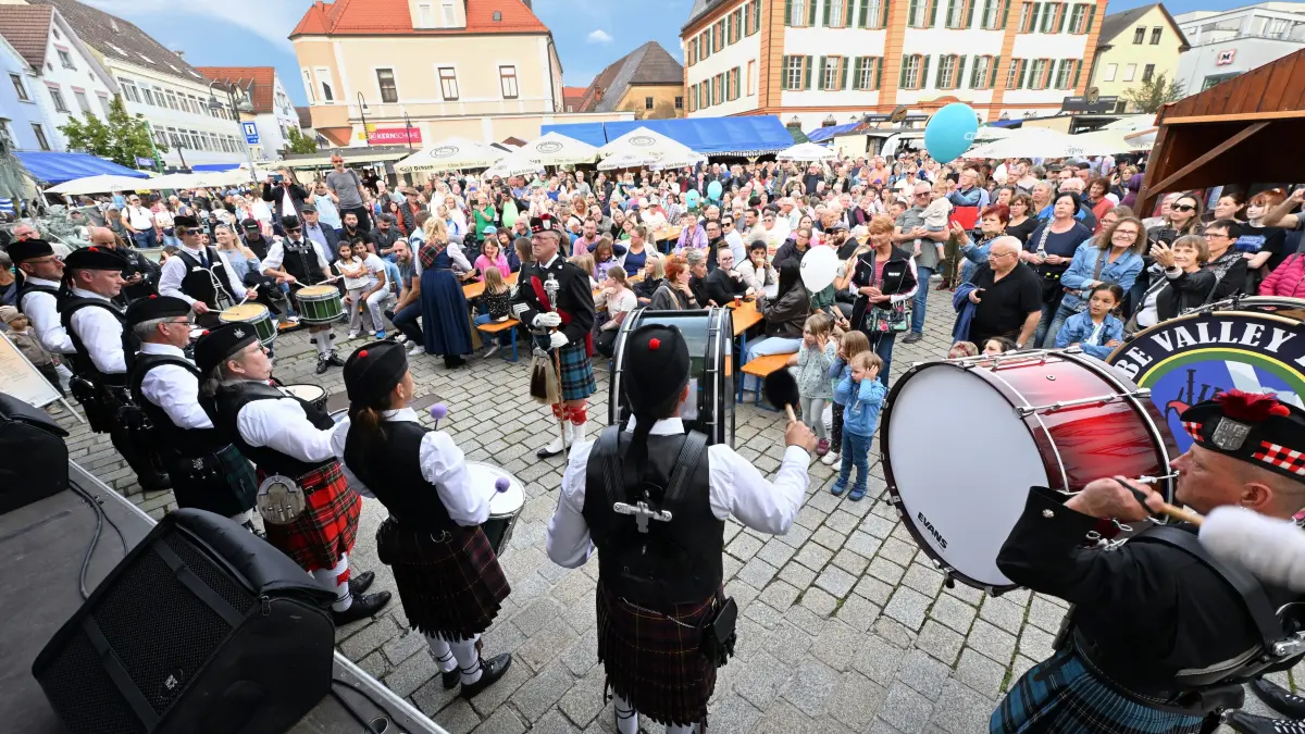 Die Kirbe in Ehingen wartet auch in diesem Jahr mit einem Bühnenprogramm am Samstag und am Sonntag auf. Tausende Besucherinnen und Besucher werden erwartet.