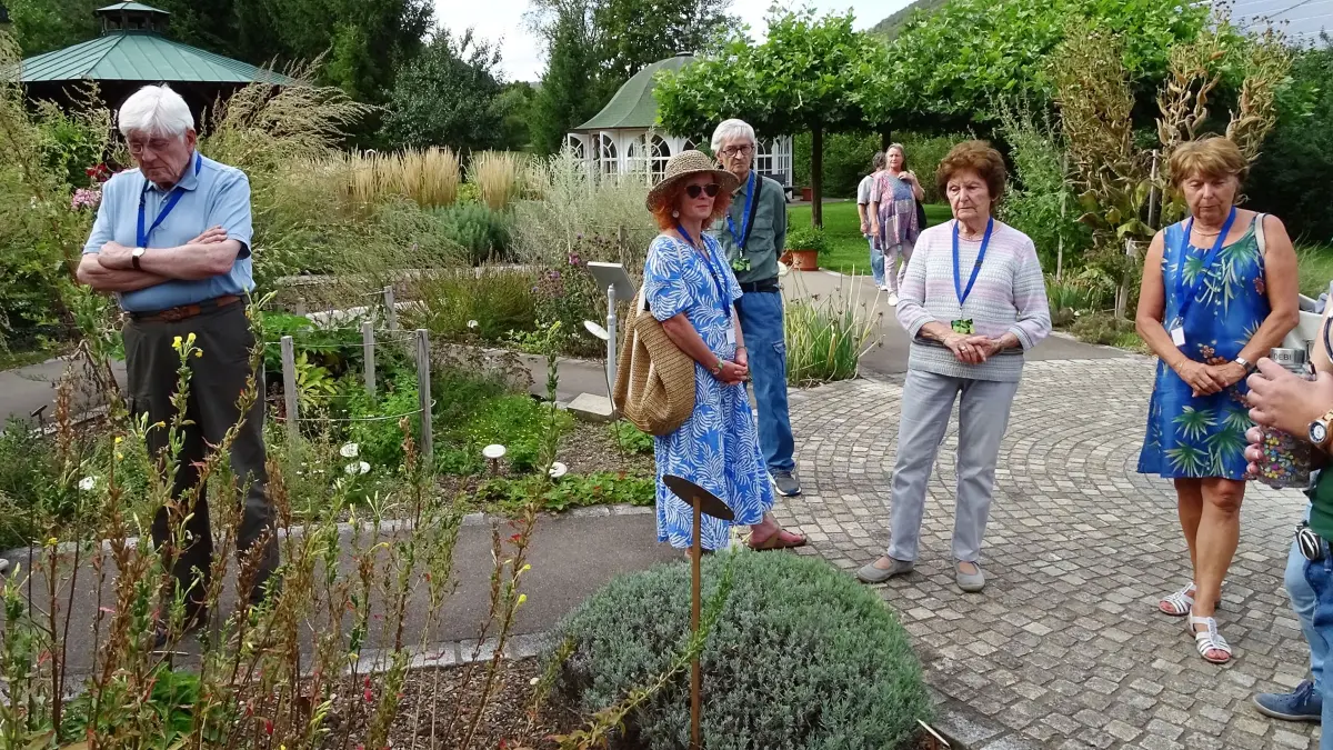 Sommer der Verführungen, am 02.09.2026 in Bad Ditzenbach, Erlebnis-Kräutergarten beim Kräuterhaus St. Bernhard. Im Rahmen des Sommers der Verführungen entschieden sich zwölf Gäste des Kräuterhauses St. Bernhard für eine Führung durch den Erlebnis-Park. Auf 4.500 Quadratmetern Parkfläche eröffnete sich den Besuchern die Natur in all ihrer Vielfalt.