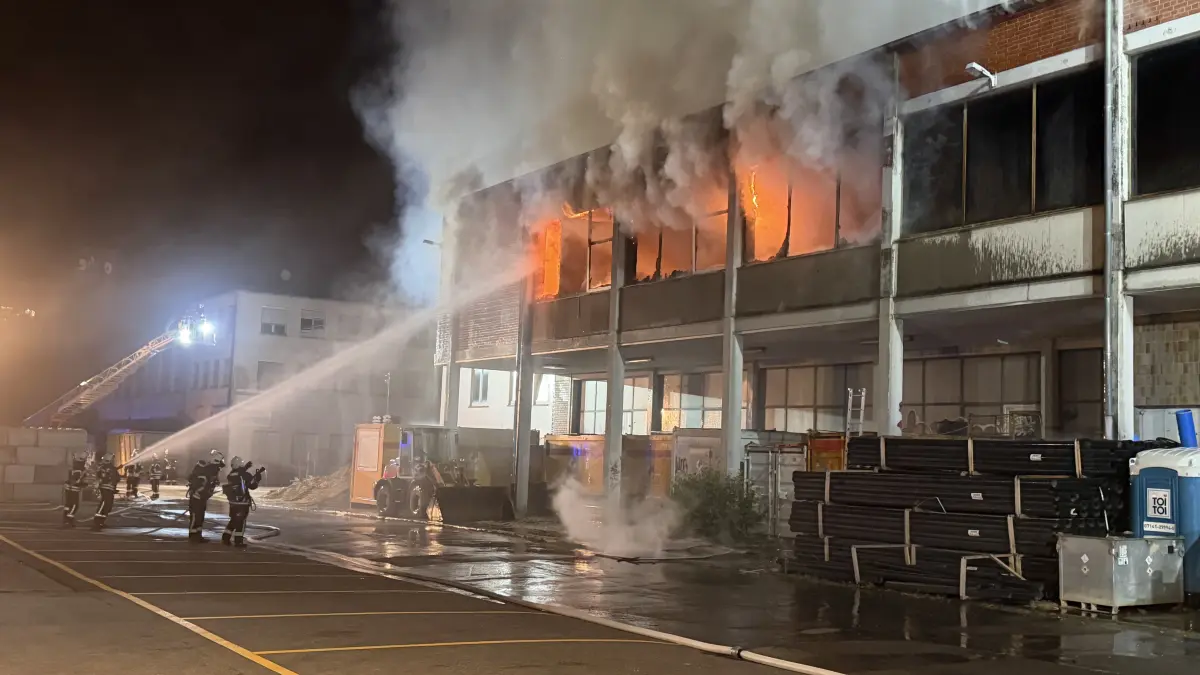 Brand in Ulm - Lagerhalle in der Magirusstraße steht am Mittwochabend, 2.9., in Flammen.