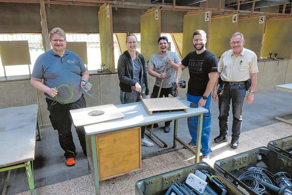 Beim Erneuern der Scheiben am Schießstand (von links): Daniel Aasman, Winona Winkler, Dominik von Kopp-Ostrowski, Fabian Ott und Hermann Kurz.⇥Foto: sasch