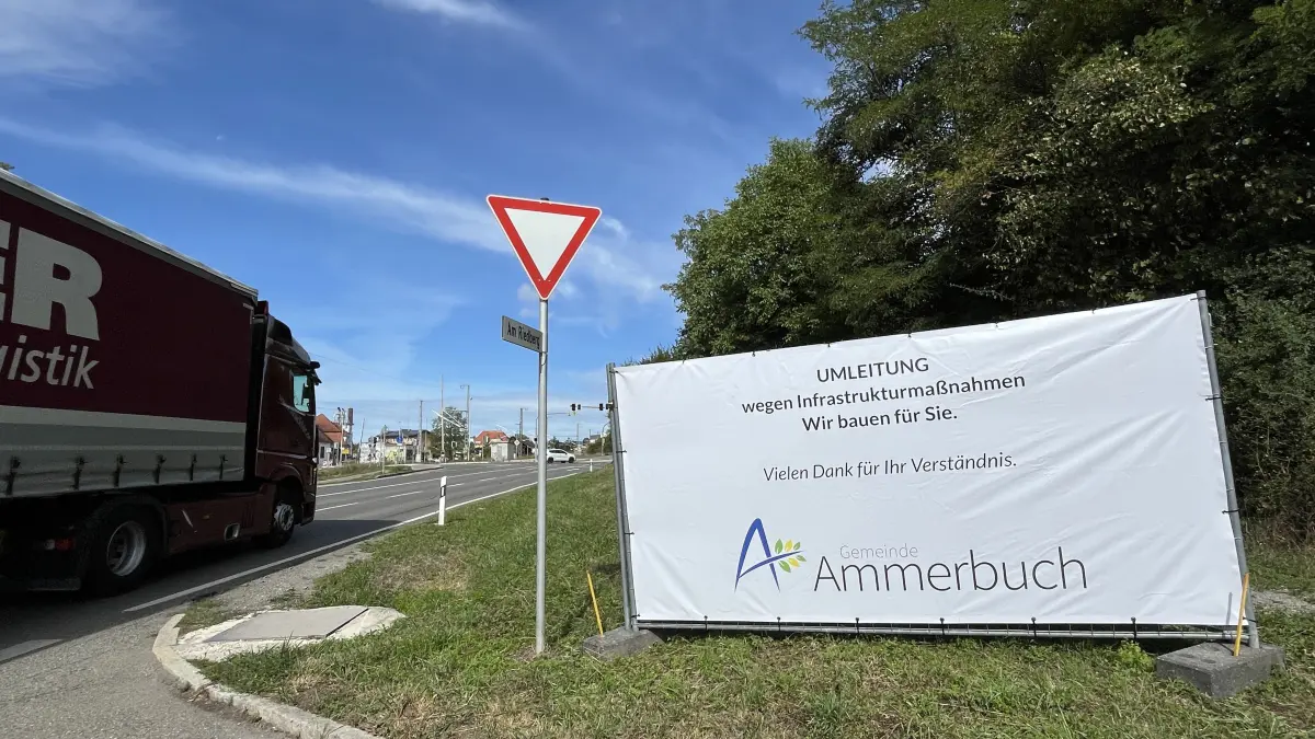 Transparent an der Bundesstraße B 296: Weil die Gemeinde Ammerbuch an der Entringer Ortseinfahrt einen Kanal baut, muss der Verkehr in Richtung Herrenberg und Autobahn A 81 Umwege fahren.