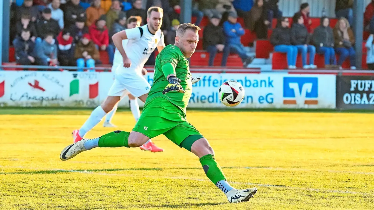 Ist der große Rückhalt im Tor des Fußball-Oberligisten FC Holzhausen: Julian Hauser.