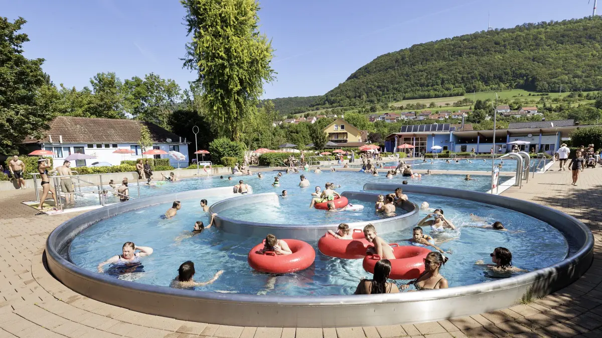Temperaturen von über 30 Grad Celsius und hohe Luftfeuchtigkeit locken viele Besucher ins Freibad, wie hier, in Kuchen. Zur Zeit der Aufnahme waren ca. 300 Badegäste im Freibad von Kuchen.
