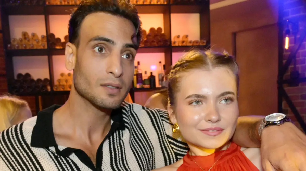 Johanna (Charlott Reschke) spielt bei GZSZ die Rolle von Nihats (Timur Ülker) Freundin und hilft ihm so, eine Verehrerin abzuwimmeln.