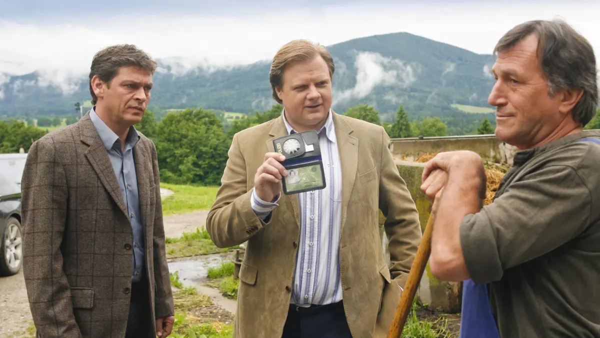 Hat Bauer Wilfried Duch (Johann Schuler, r.) vor den Cops Christian Lind (Tom Mikulla, l.) und Tobias Hartl (Michael A. Grimm, M.) etwas zu verbergen?