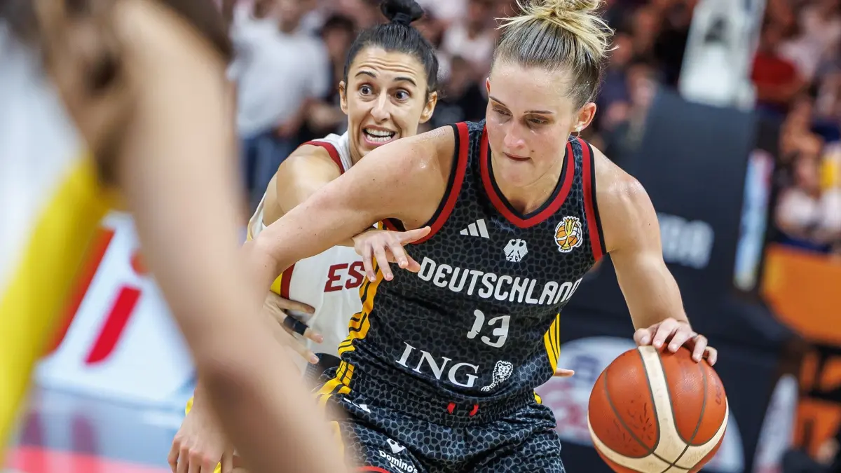 Spanien - Deutschland: 04.09.2026, Berlin: Basketball, Frauen: WM, Spanien - Deutschland, Vorrunde, Gruppe A, 1. Spieltag. Alba Torrens (l, Spanien) kämpft gegen Leonie Fiebich (Deutschland) um den Ball. (zu dpa: «Spanien zu stark: Bitterer WM-Start für Basketballerinnen») Foto: Andreas Gora/dpa +++ dpa-Bildfunk +++