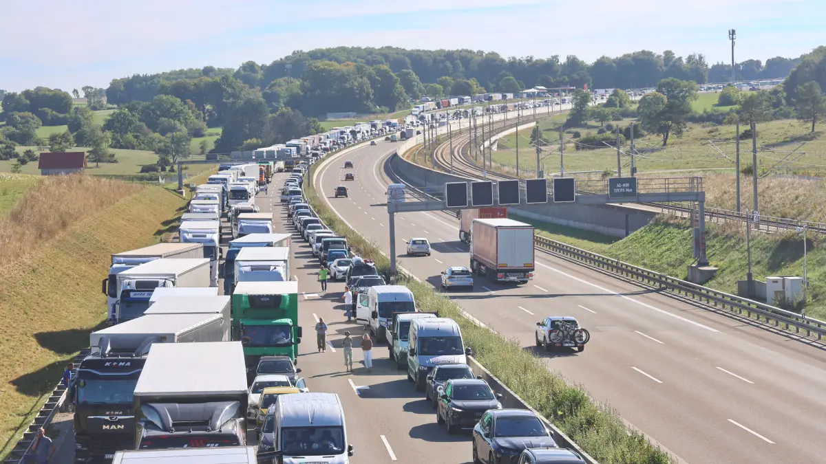 Unfall mit 7 beteiligten Fahrzeugen und Vollsperrung auf der A8 zwischen Ulm-West und Merklingen.