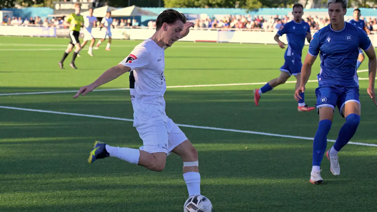 Fussball OL | Young Boys Reutlingen vs. Karlsruher SC II: Fussball OL | Young Boys Reutlingen (weiss) vs. Karlsruher SC II (blau) // 2026-09-04 // Foto: JoBaur // #34 Jonas Meiser (Young Boys Reutlingen) / #24 Sladan Puseljic (KSC II)