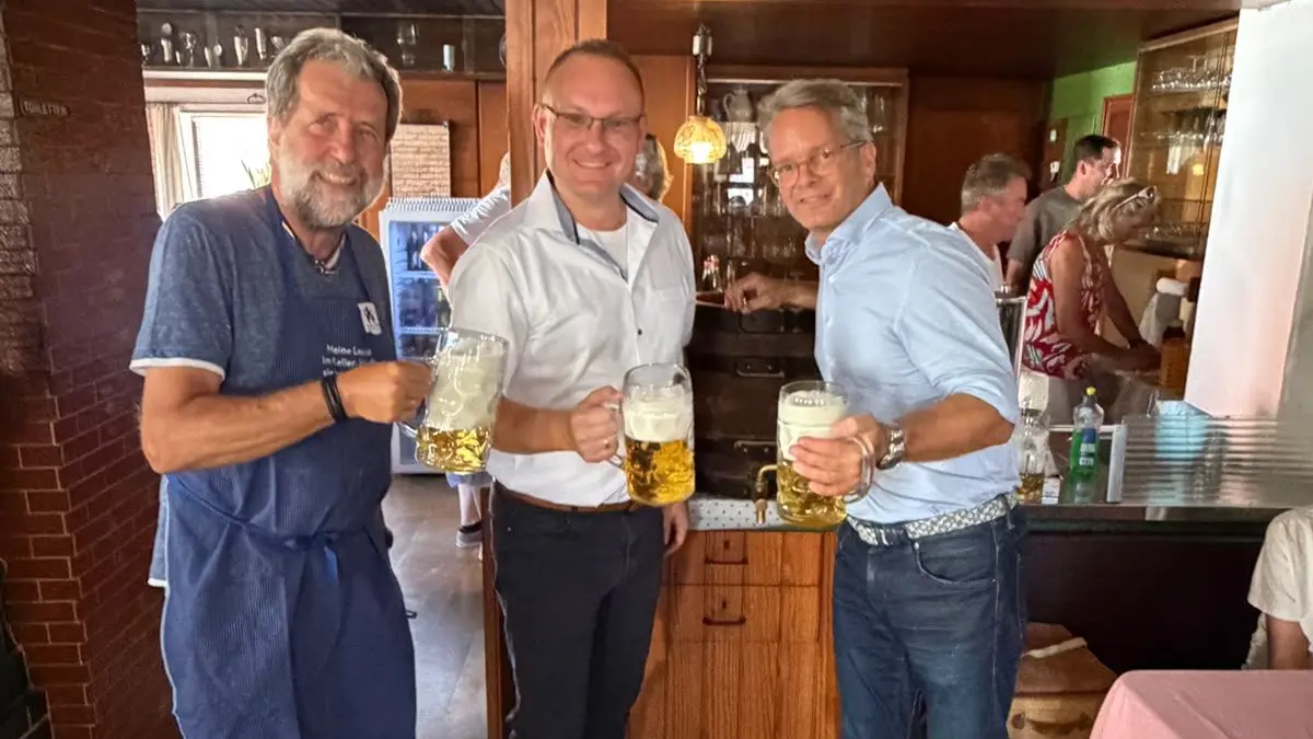 Tilman Schoch vom Arbeitskreis Stern, Bürgermeister Damian Komor und Brauerei-Geschäftsführer Peter Theilacker (von links) stoßen nach dem Fassanstich auf eine erfolgreiche Zukunft des Gasthauses Stern an.
