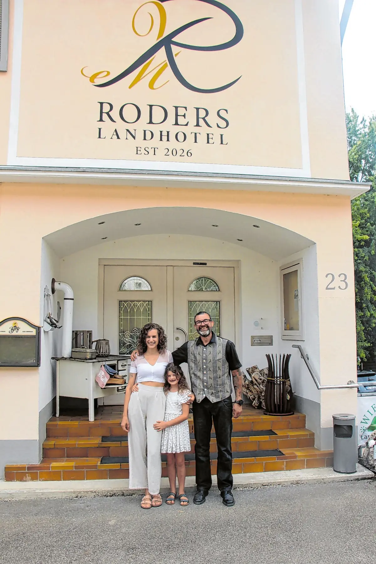 Valerie, Michael und die kleine Emilia Roder freuen sich auf die Eröffnung ihres „Roders Landhotel“ in Gauselfingen. ⇥Fotos: Hubert Pfister