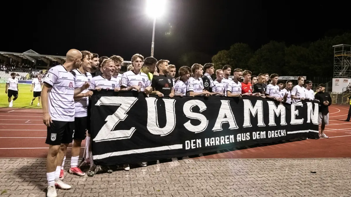 SSV Ulm 1846 Fußball vs. SGV Freiberg Heilbronn, Fussball, Regionalliga Südwest, 5. Spieltag, Donaustadion Ulm 04.09.26: Team Mannschaft mit Banner „Zusammen den Karren aus dem Dreck“ bei den Fans
SSV Ulm 1846 Fußball vs. SGV Freiberg Heilbronn, Fussball, Regionalliga Südwest, 5. Spieltag, Donaustadion Ulm 04.09.26
Foto: Eibner-Pressefoto/Lucca Fundel