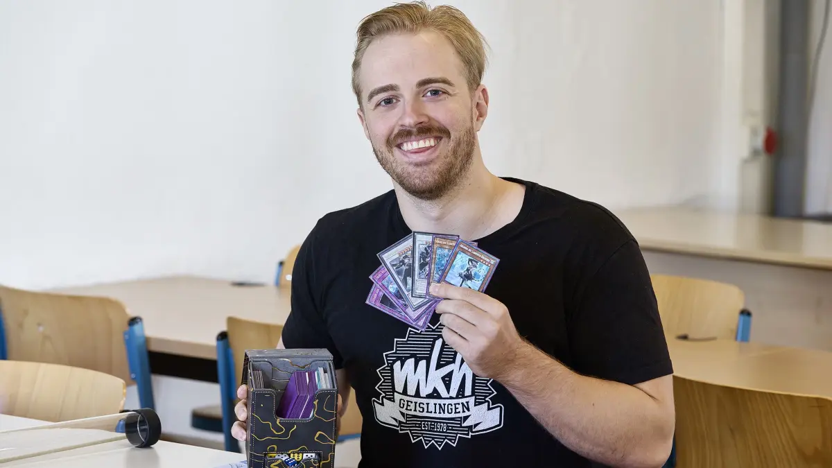 Im Bild Julian Ehrhardt, 2. Vorsitzender vom Jugendhaus Maikäferhäusle e.V. Bei dem Vorgespräch ging es um das Kartenspiel Yu-Gi-Oh! Und das bevorstehende Herbstturnier, das am kommenden Samstag, den 05. September 2026 im Maikäferhäusle (MKH) stattfindet. Das MKH wurde 1978 gegründet und ist eines der letzten selbstverwalteten Jugendhäuser in Deutschland.